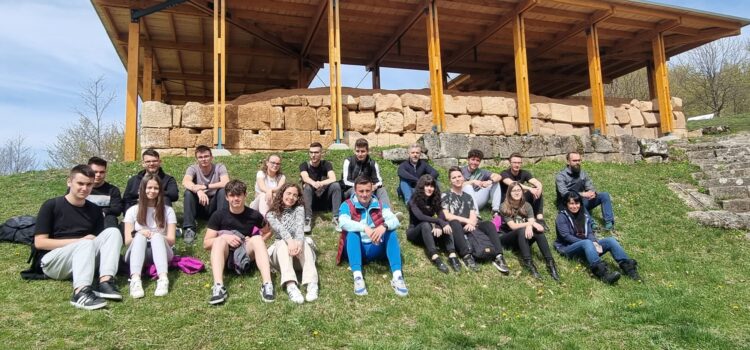 EDUCAȚIE. Elevi în vizită la Cetăţile Dacice
