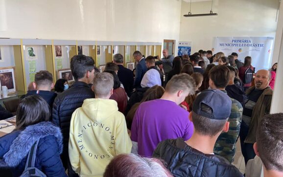 BURSĂ. Șansă de angajare pentru șomeri