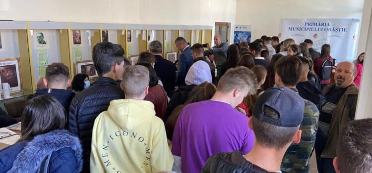 BURSĂ. Șansă de angajare pentru șomeri