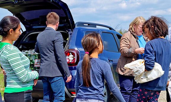 TRĂIEŞTE ALTFEL. 150 de copii din Deva, ajutaţi să trăiască Paştele fericiţi