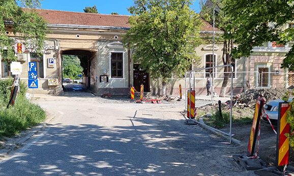 ŞANTIER. Parcarea publică din centrul Devei va fi închisă temporar