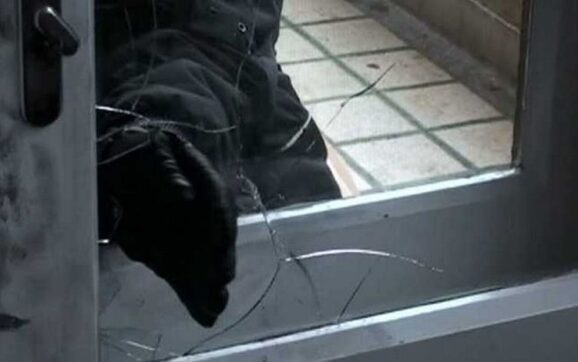 FURT. Magazin alimentar, spart în miez de noapte