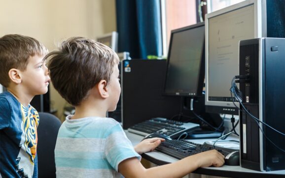 SPRIJIN. Elevii din familii nevoiașe primesc bani pentru cumpărarea unui PC