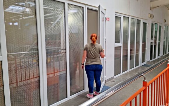 DAS DEVA. Serviciul de monitorizare a asistenților personali se mută la Piaţă