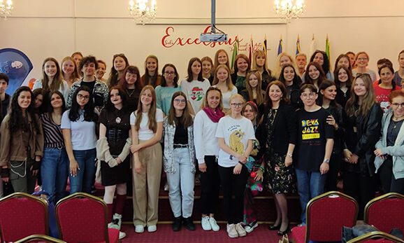 ELEVII DIN CINCI ŢĂRI UE LA DEVA. Un muzeu într-o valiză
