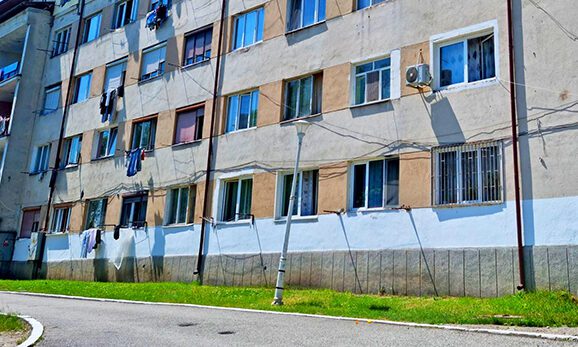 DEVA. Contract de reabilitare a blocului social de pe strada 1 Mai