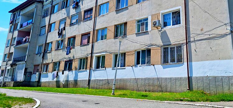 DEVA. Contract de reabilitare a blocului social de pe strada 1 Mai