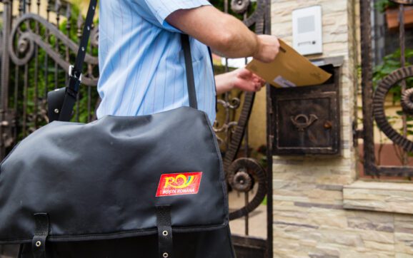 TÂLHĂRIE. Factor poștal atacat în scara blocului