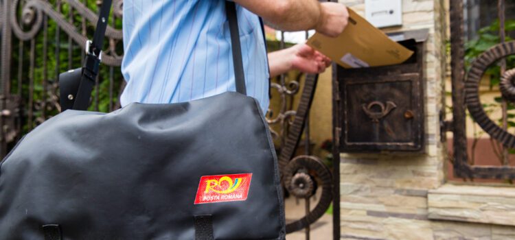 TÂLHĂRIE. Factor poștal atacat în scara blocului