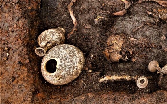 Hoții de patrimoniu au jefuit un mormânt antic din judeţul Hunedoara