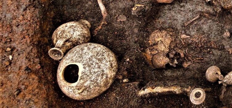 Hoții de patrimoniu au jefuit un mormânt antic din judeţul Hunedoara