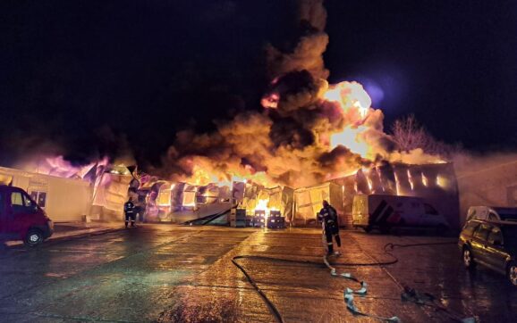 Incendiu devastator la un depozit din Deva