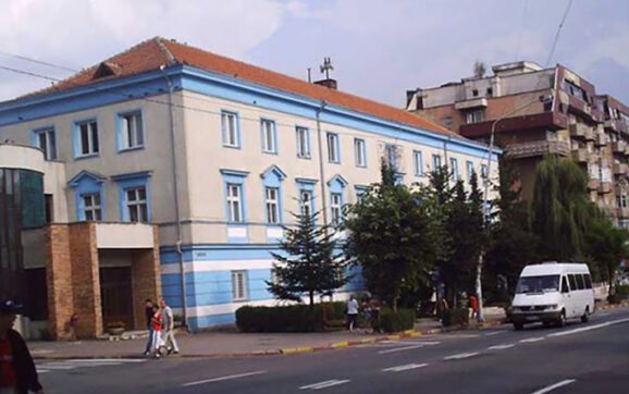 Tânără de 24 de ani, violată pe o stradă din apropierea Primăriei Petroşani