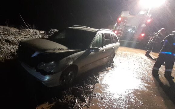 Noapte cu cinci intervenţii ale pompierilor hunedoreni