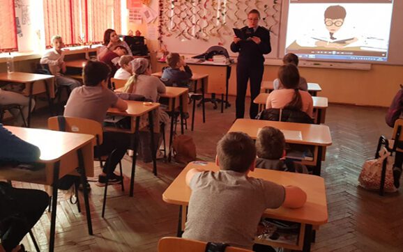 Siguranță pentru elevi – activități desfășurate de polițiștii hunedoreni