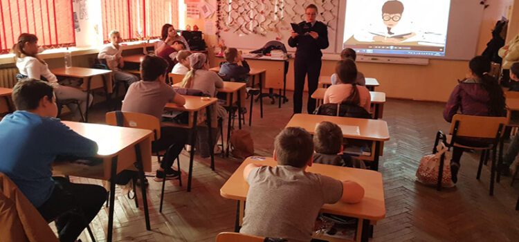 Siguranță pentru elevi – activități desfășurate de polițiștii hunedoreni