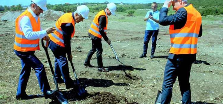 Trei cu mapa. Investiţie lansată teatral