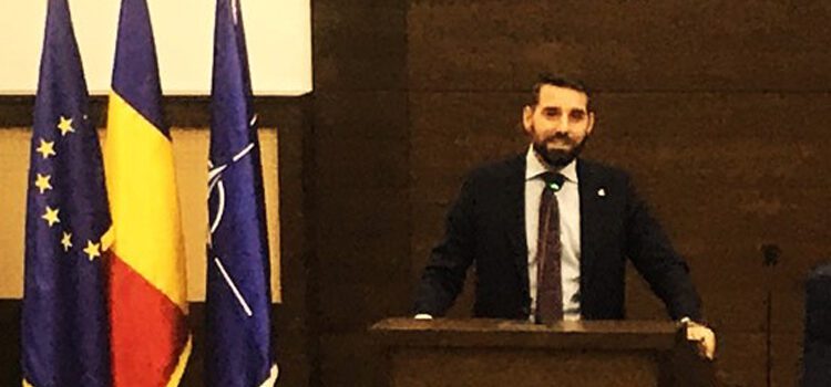 OMUL DIN SPATELE COROANEI