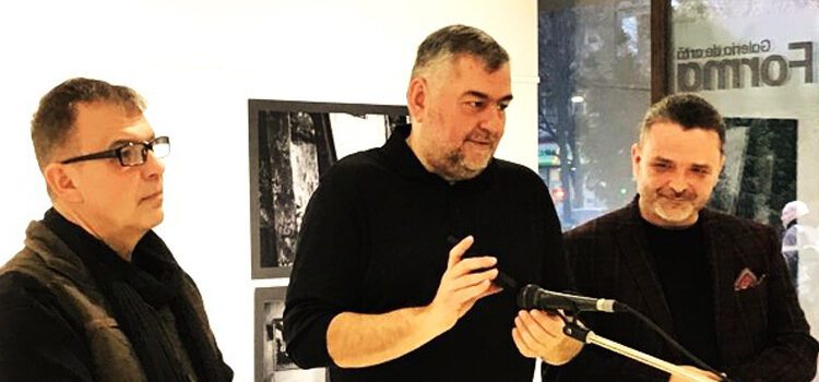 OMUL CARE SCRIE CU LUMINĂ