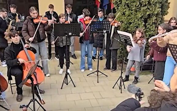  Deva: CÂND ARTA ÎNVINGE SCANDALUL