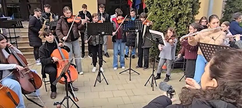  Deva: CÂND ARTA ÎNVINGE SCANDALUL